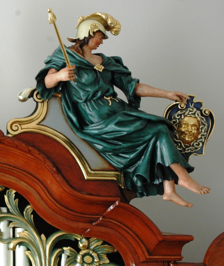 Orgel Ibe Peters Iben 1790, Bekroning rechts, Vrouwenfiguur