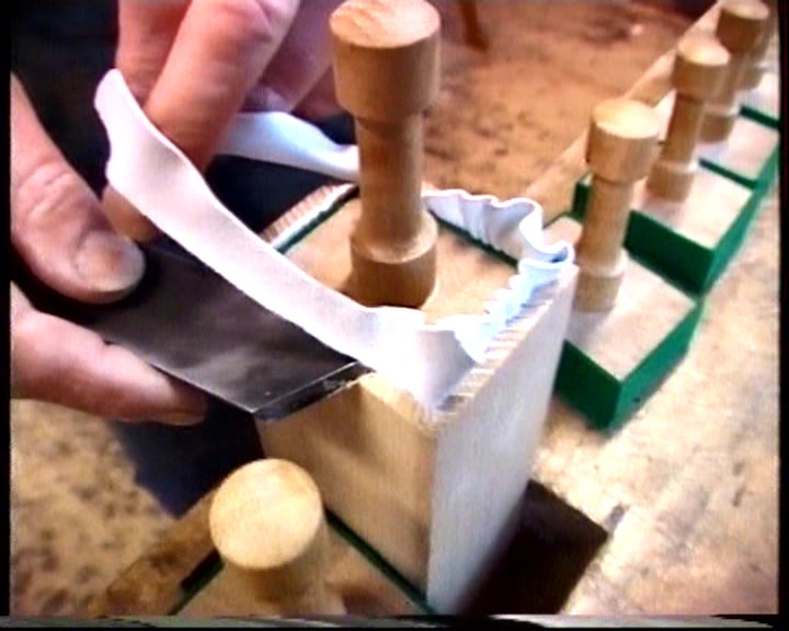 Het met leer sluitend maken van een gestopte houten orgelpijp