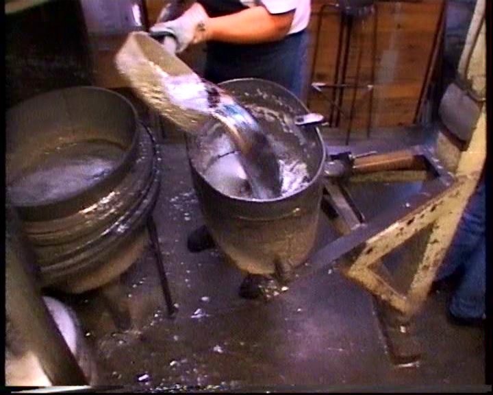 Na het smelten wordt het orgelmetaal in een emmer gegoten