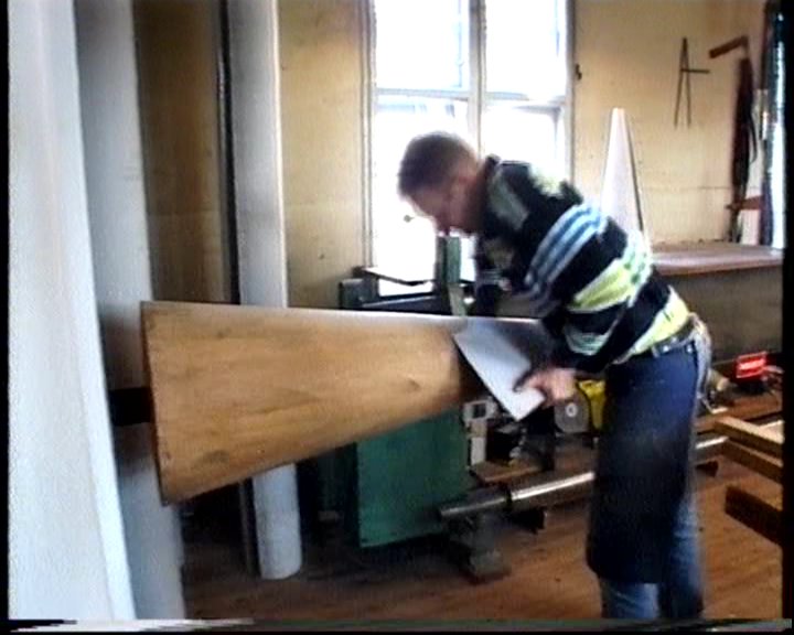 Het rondzetten van het orgelmetaal van een voet over een houten mal