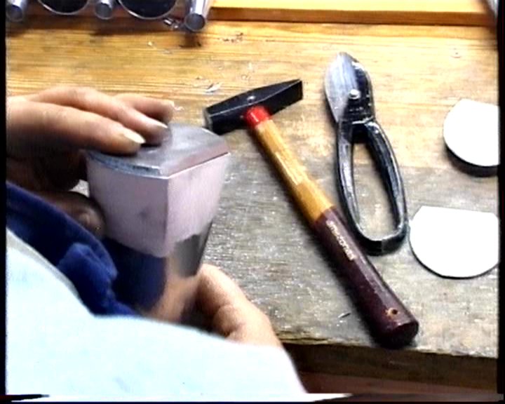 De kern wordt op de voet van de orgelpijp vastgesoldeerd