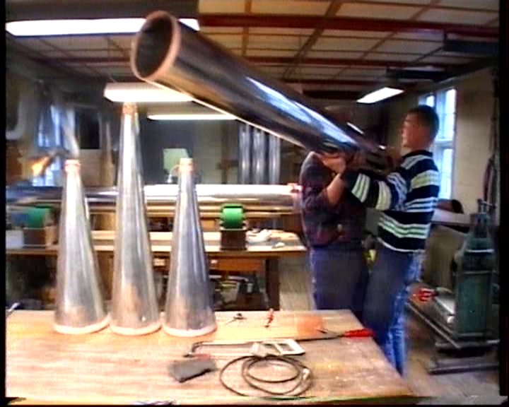 Het samenvoegen van de voet en het pijplichaam (corpus)