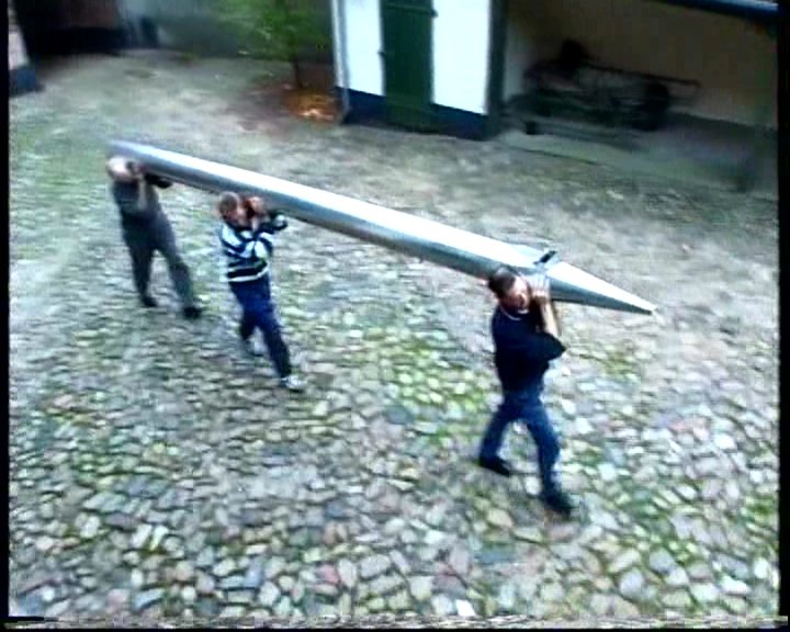 Het transport van een zojuist gereed gekomen grote frontpijp